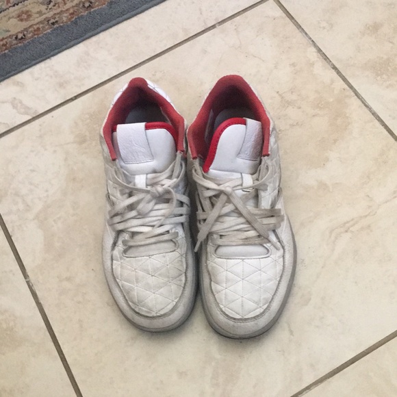 Can jump very high with the shoes - Picture 2 of 4